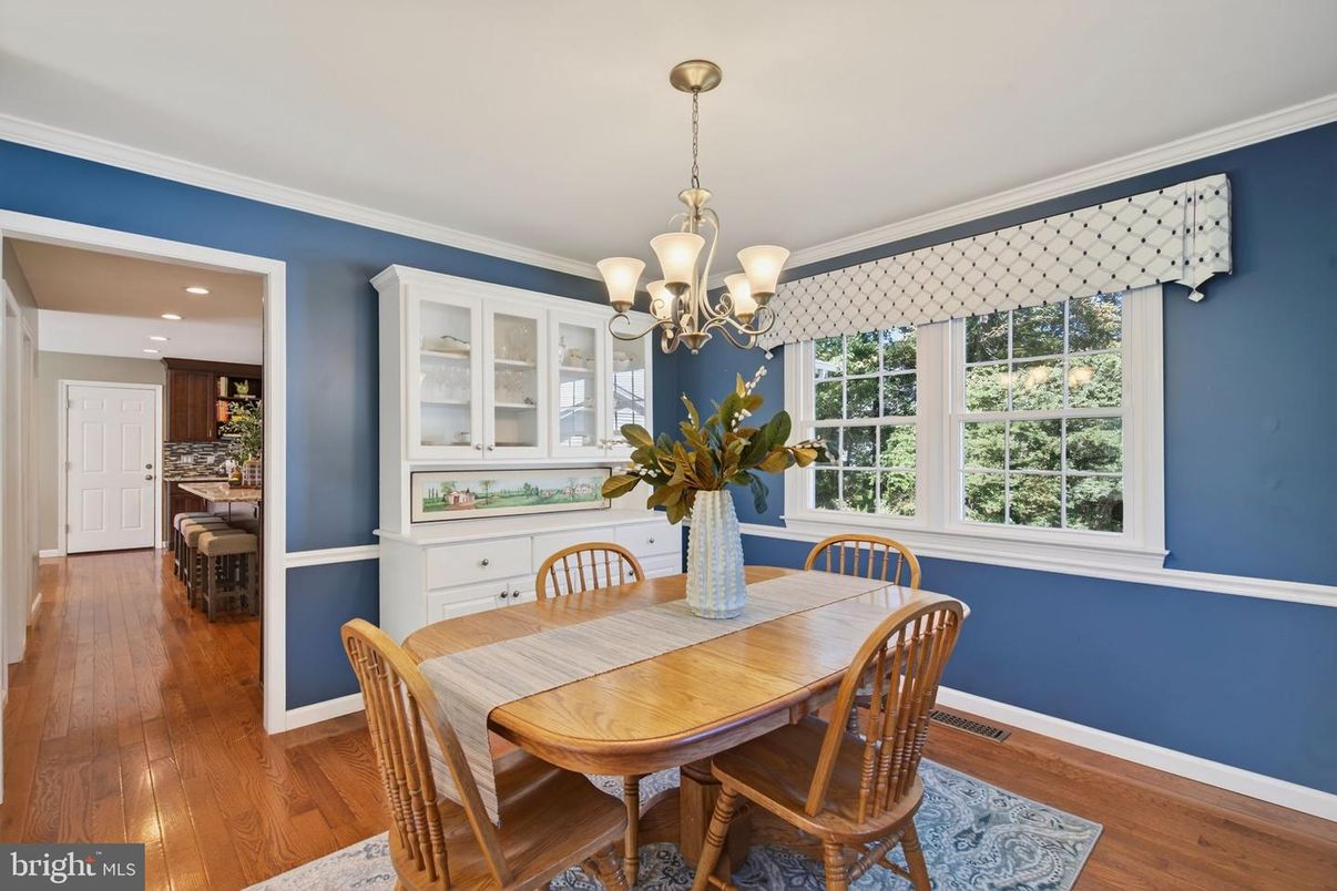 Chandelier, Dining room, Interior, Recessed Lighting, Wood Texture Flooring