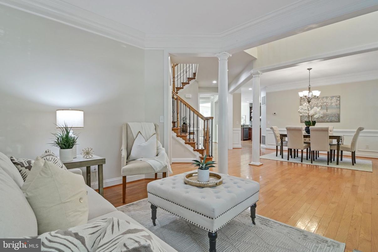 Chandelier, Dining room, Interior, Recessed Lighting, Wood Texture Flooring