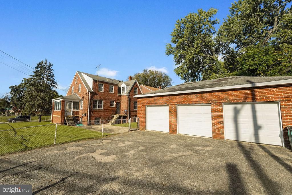 Attached, Exterior, Facade, Brick Facade, Log Home