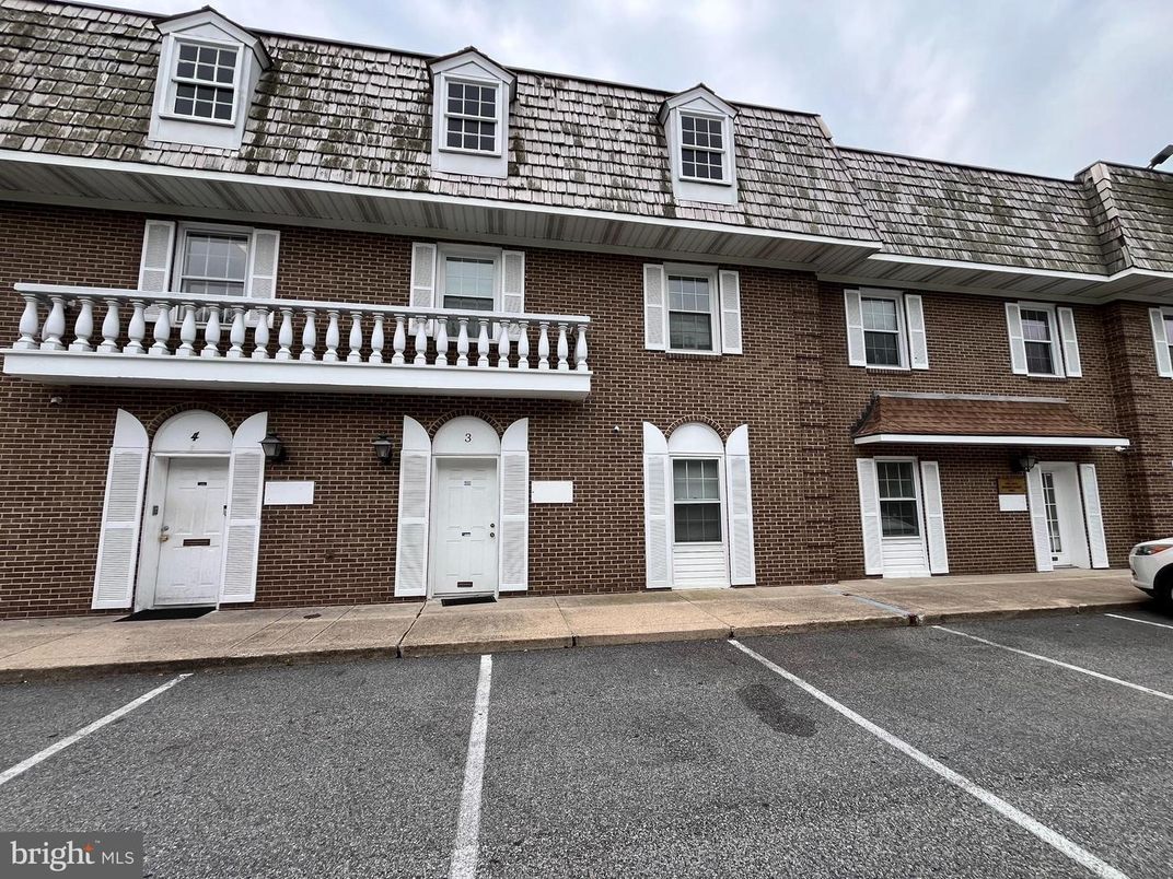 Exterior, Facade, Brick Facade, Georgian