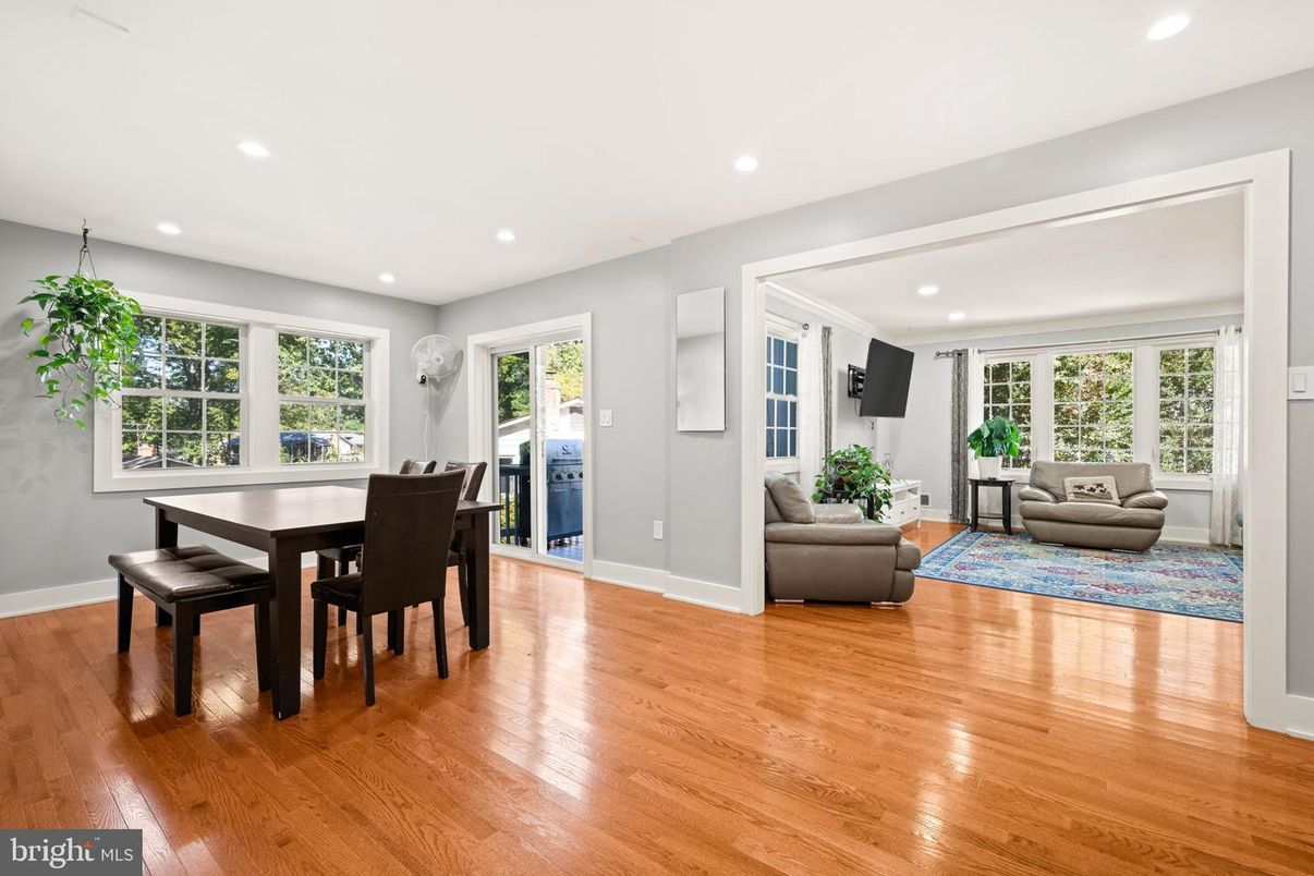 Dining room, Interior, Living room, Recessed Lighting, Wood Texture Flooring
