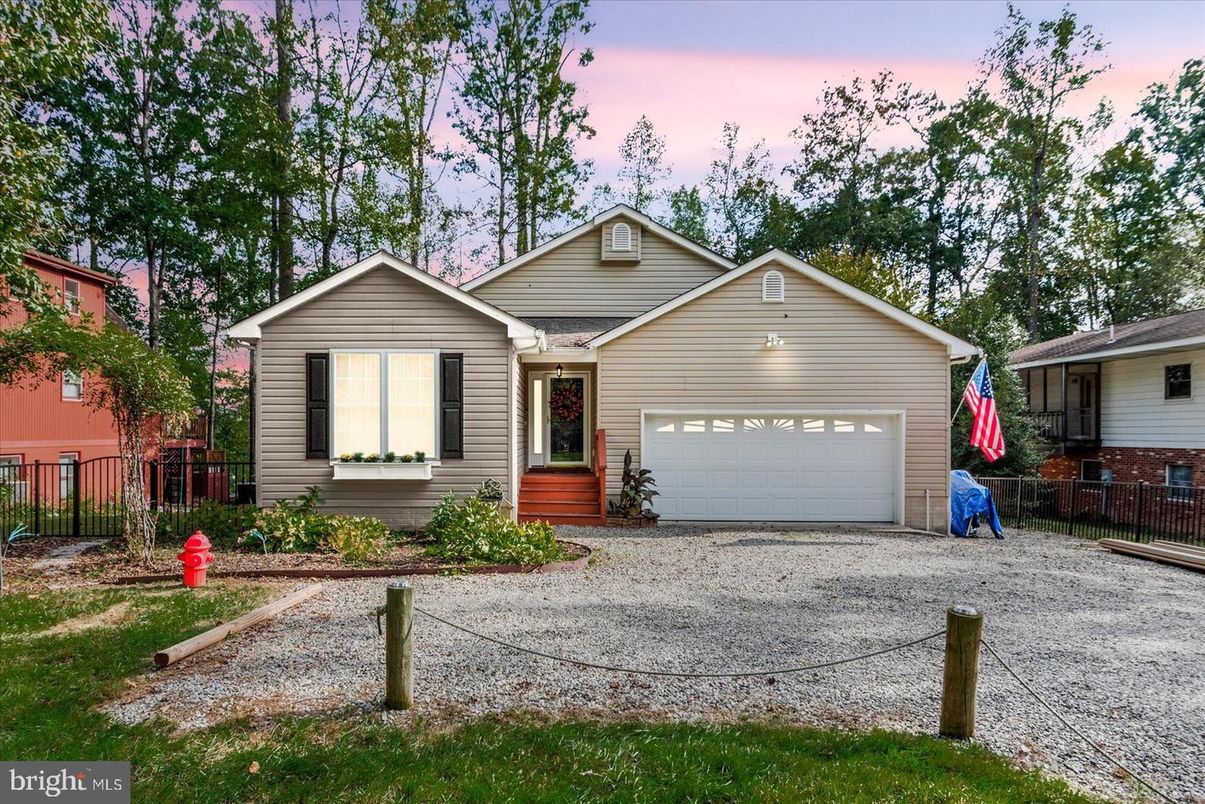 Attached, Exterior, Facade, Ranch