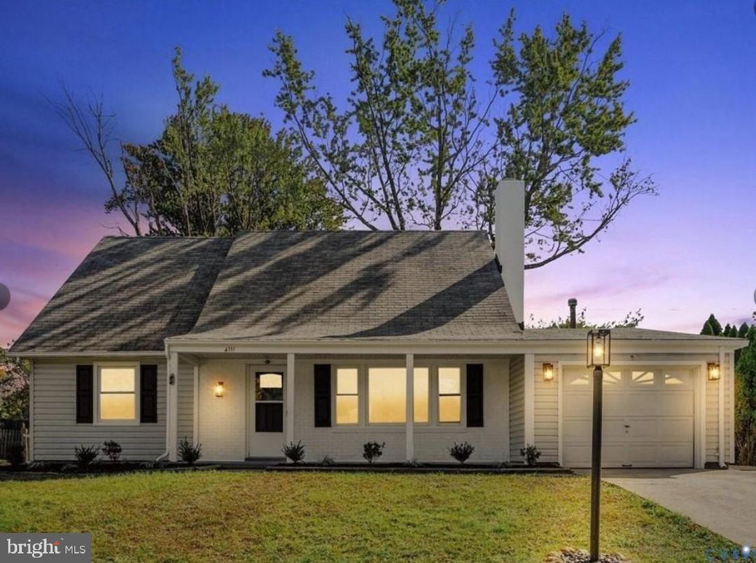 Attached, Exterior, Facade, Cape Cod