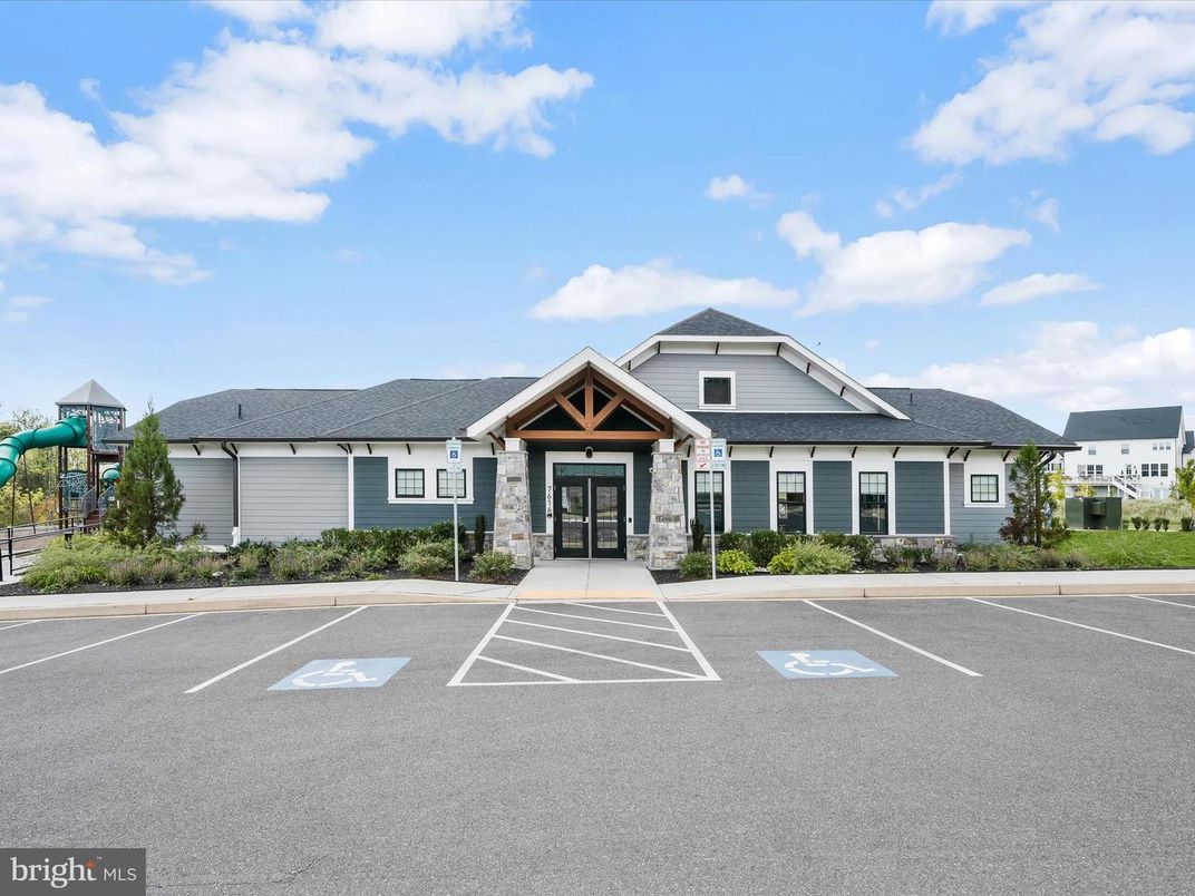 Exterior, Facade, Ranch