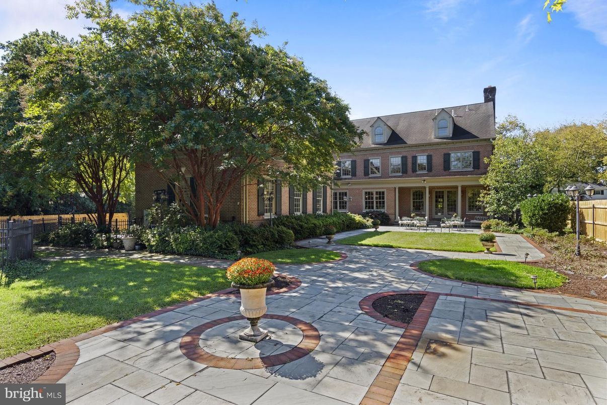 Backyard, Exterior, Facade, Brick Facade, Georgian