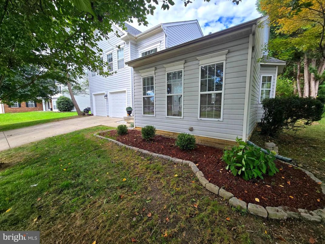 Attached, Exterior, Facade, Cape Cod