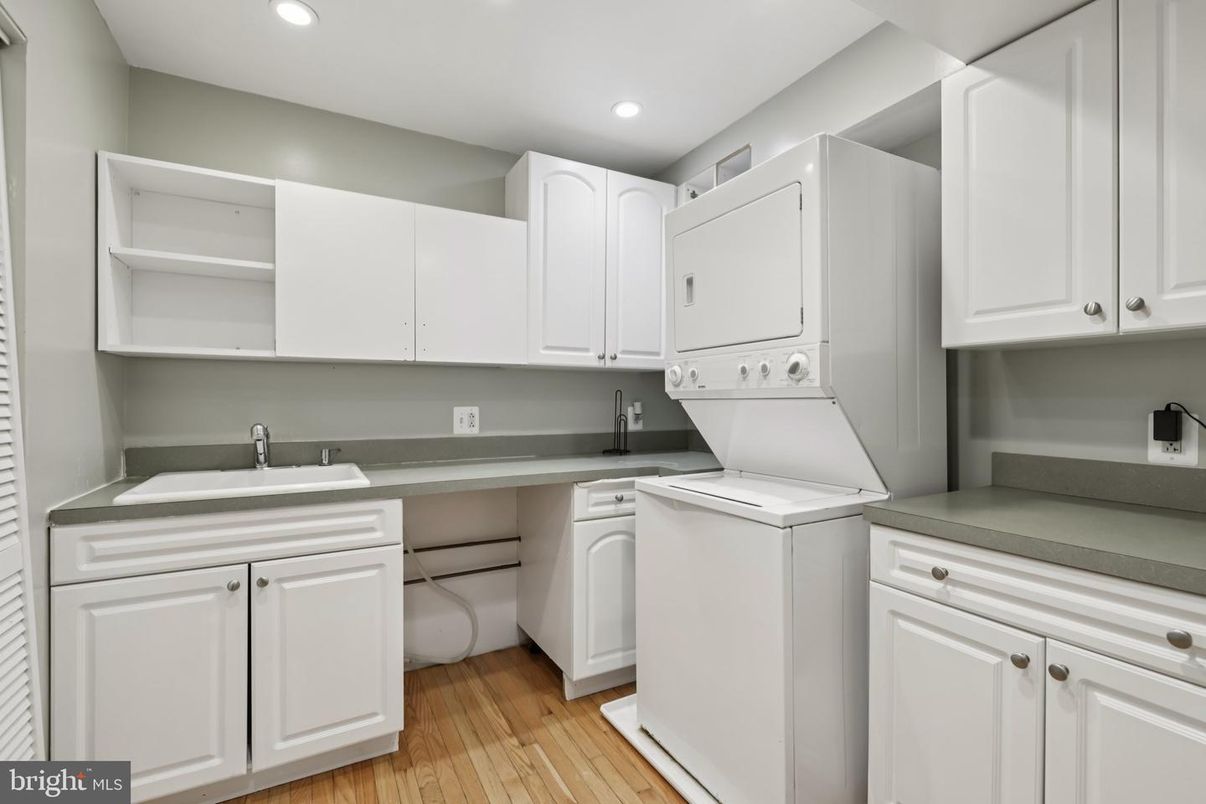 Interior, Recessed Lighting, Washer, Wood Texture Flooring