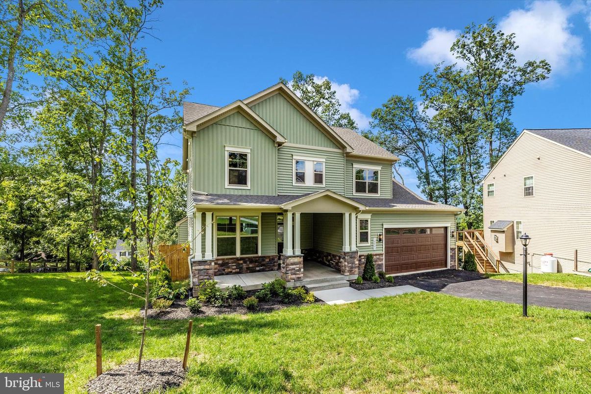 Attached, Exterior, Facade, Farmhouse