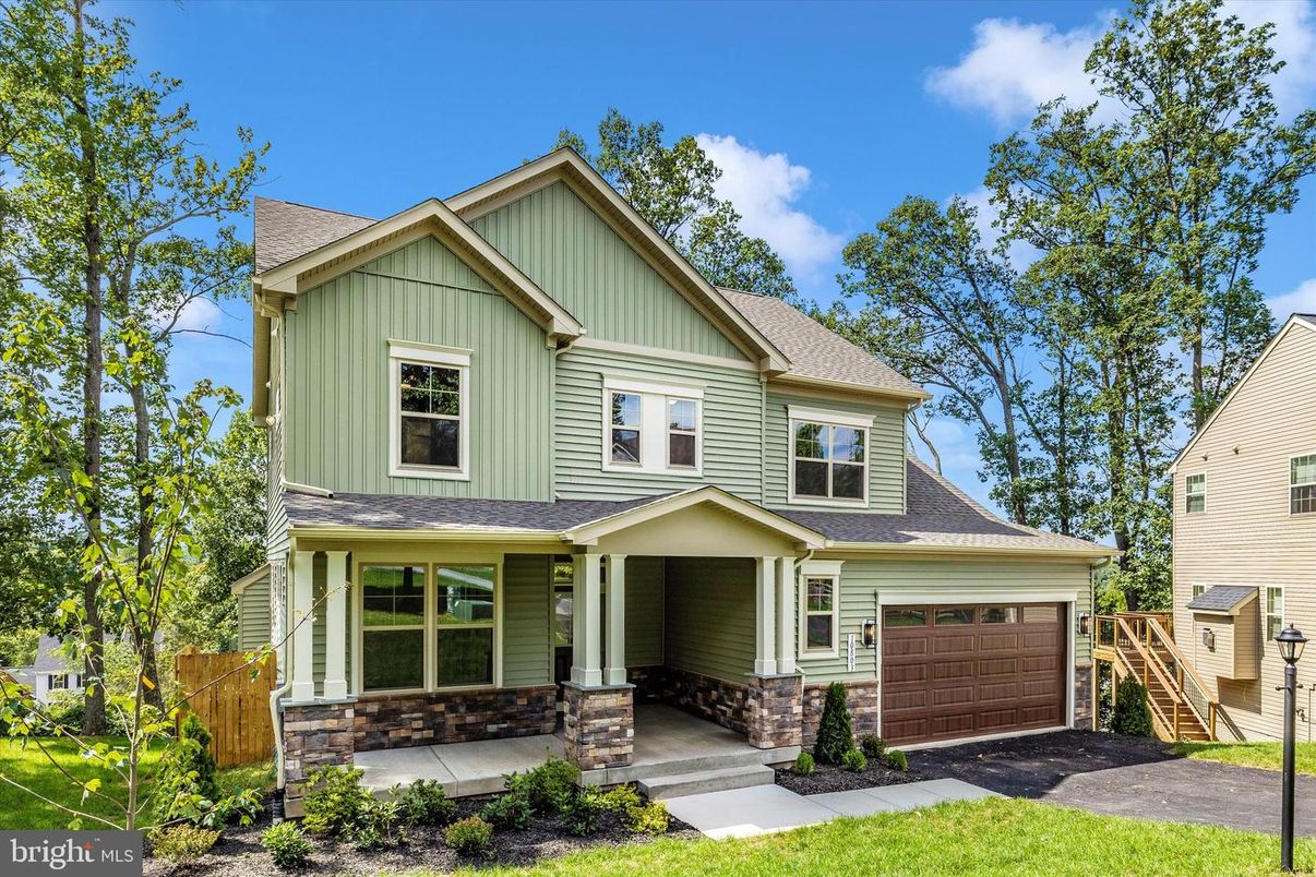 Attached, Exterior, Facade, Farmhouse