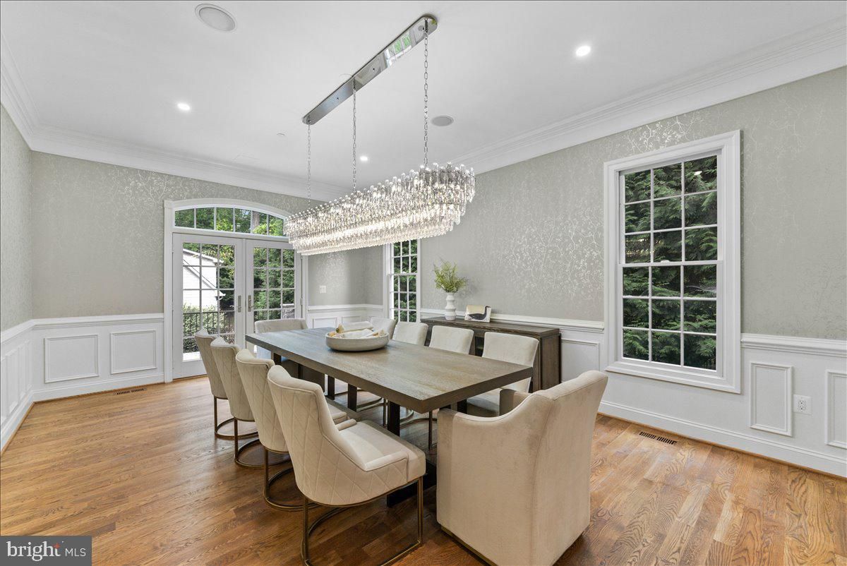 Chandelier, Dining room, Interior, Recessed Lighting, Wood Texture Flooring