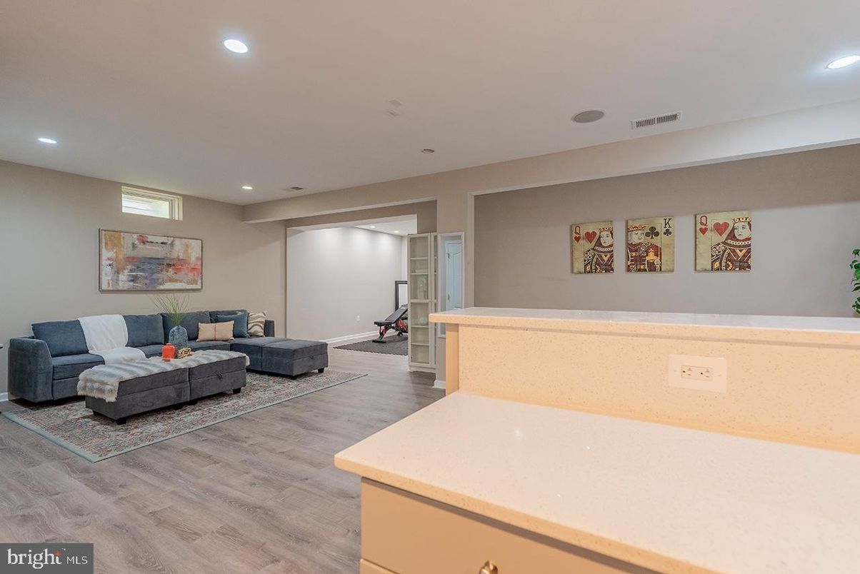 Fitness Equipment, Interior, Living room, Recessed Lighting, Wood Texture Flooring