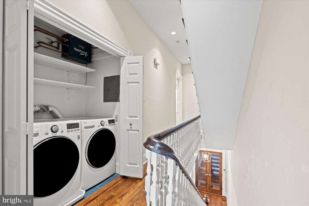 Interior, Recessed Lighting, Washer, Wood Texture Flooring