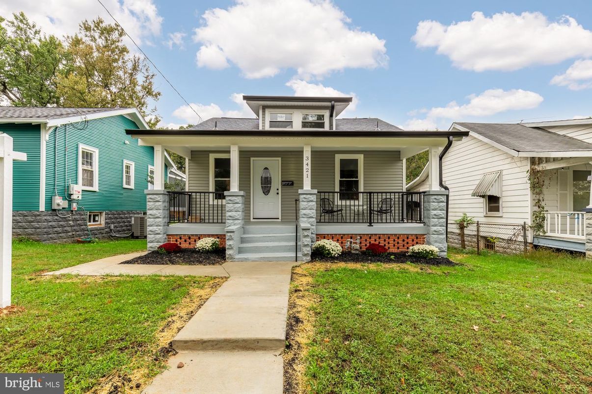 Exterior, Facade, American Foursquare