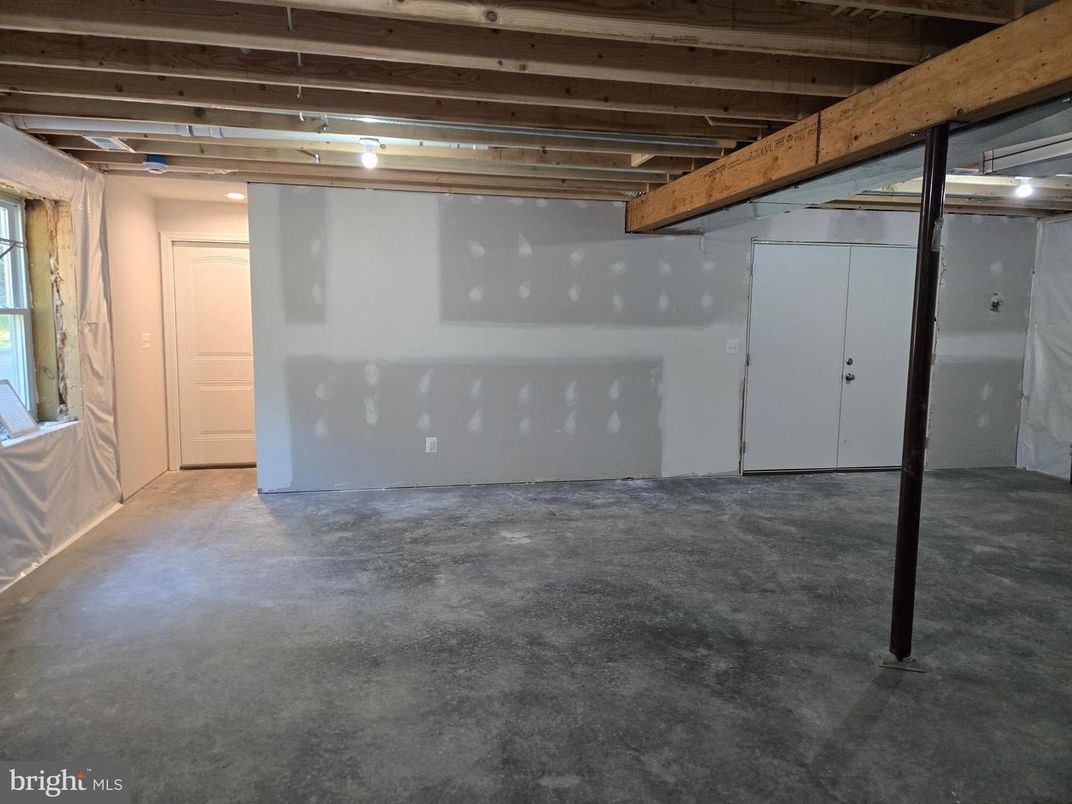 Empty room, Interior, Wooden Beams