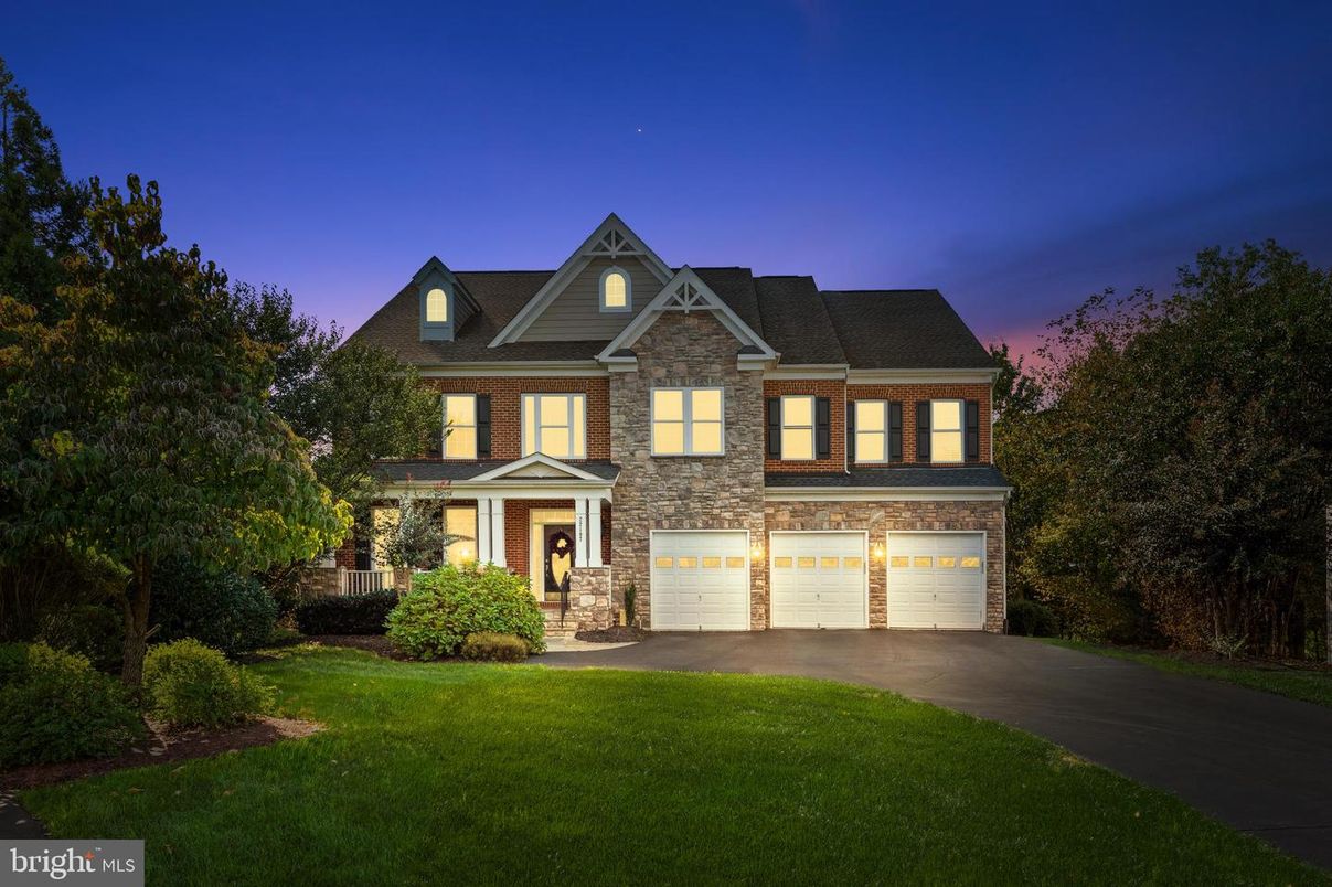 Attached, Exterior, Facade, Brick Facade, Georgian