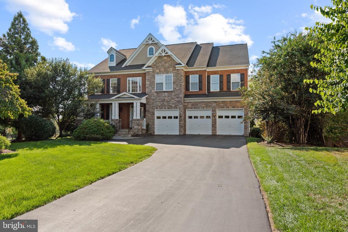 Attached, Exterior, Facade, Brick Facade, Georgian