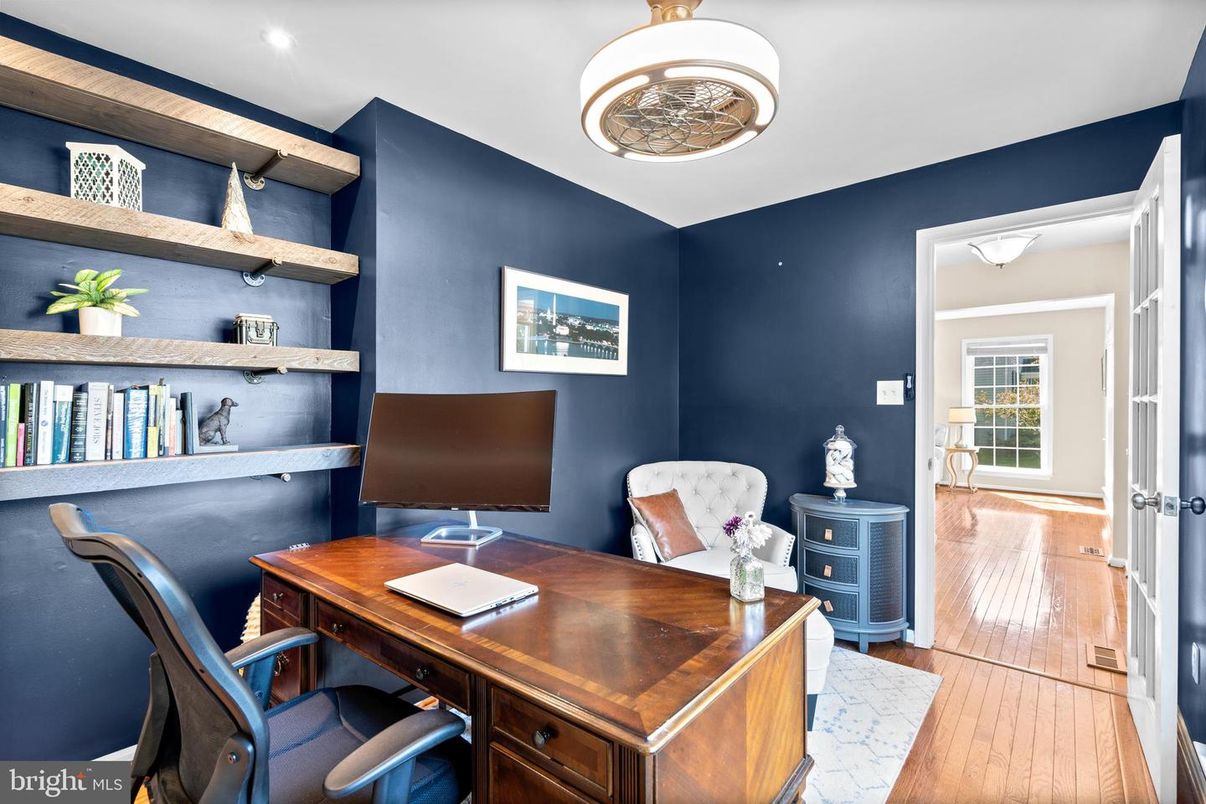 Home Office, Interior, Recessed Lighting, Wood Texture Flooring