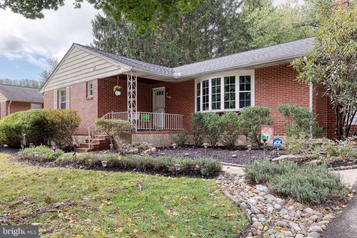 Exterior, Facade, Brick Facade, Ranch