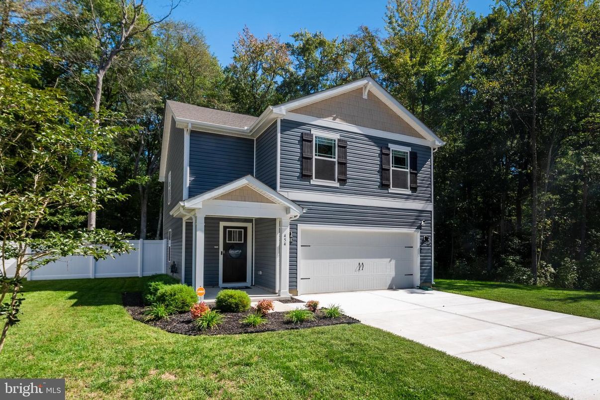 Attached, Exterior, Facade, Farmhouse