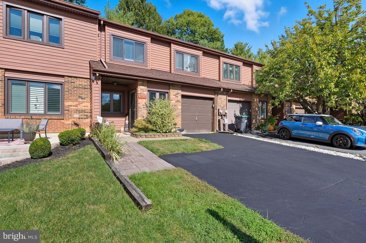 Attached, Exterior, Facade, Brick Facade, Rowhouse