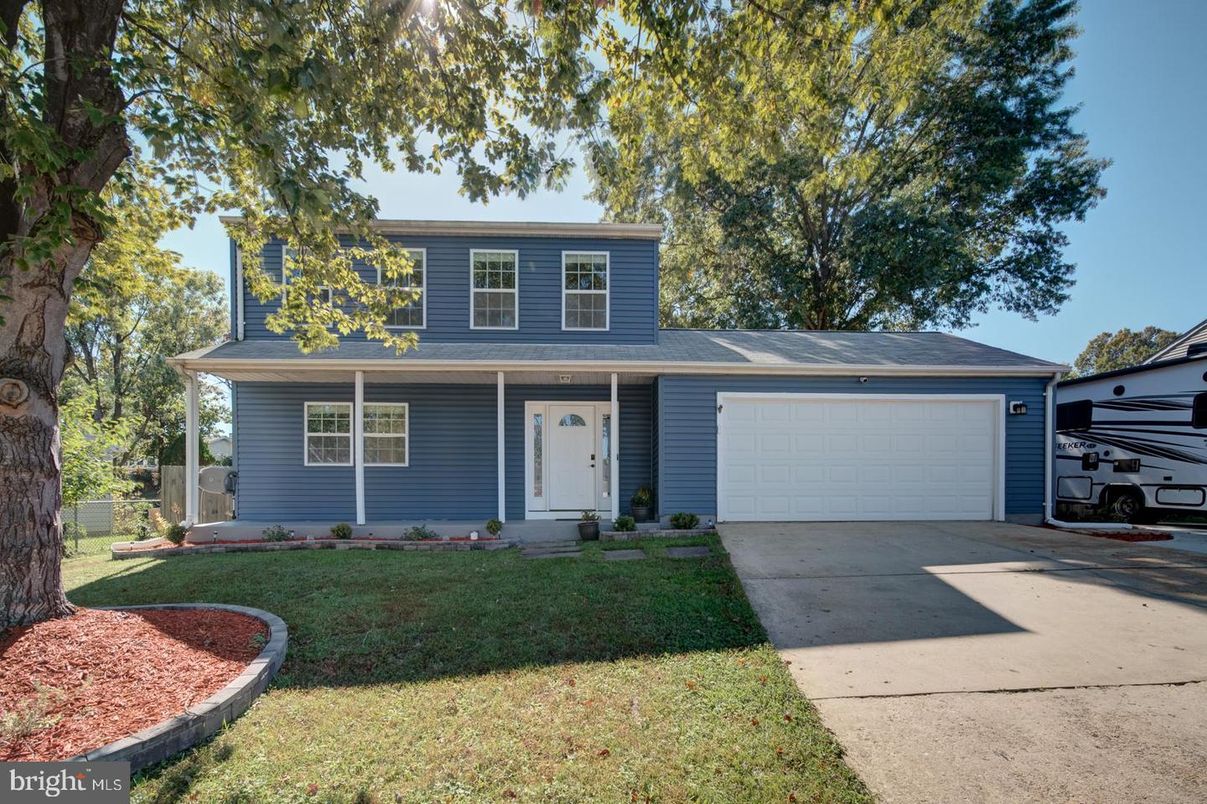 Attached, Exterior, Facade, Split Level