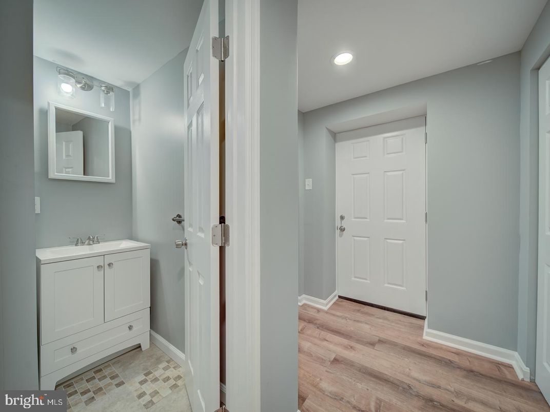 Bathroom, Interior, Recessed Lighting, Wood Texture Flooring