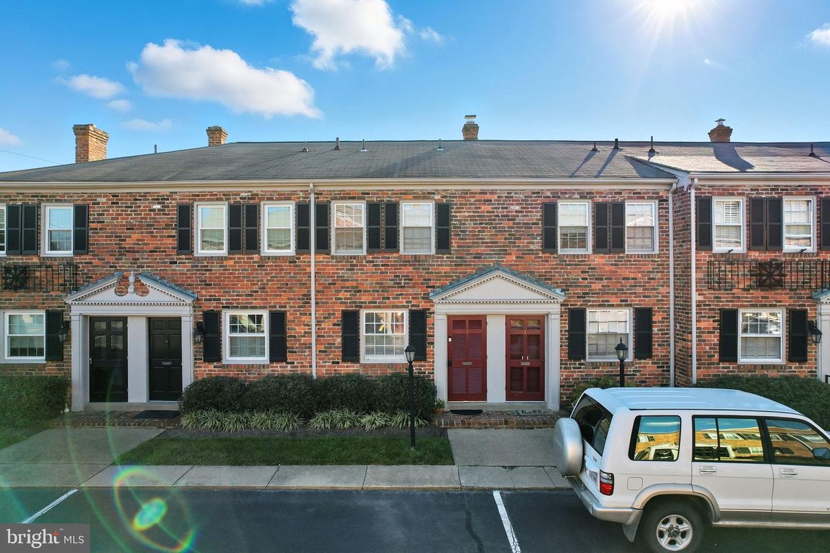 Exterior, Facade, Brick Facade, Georgian