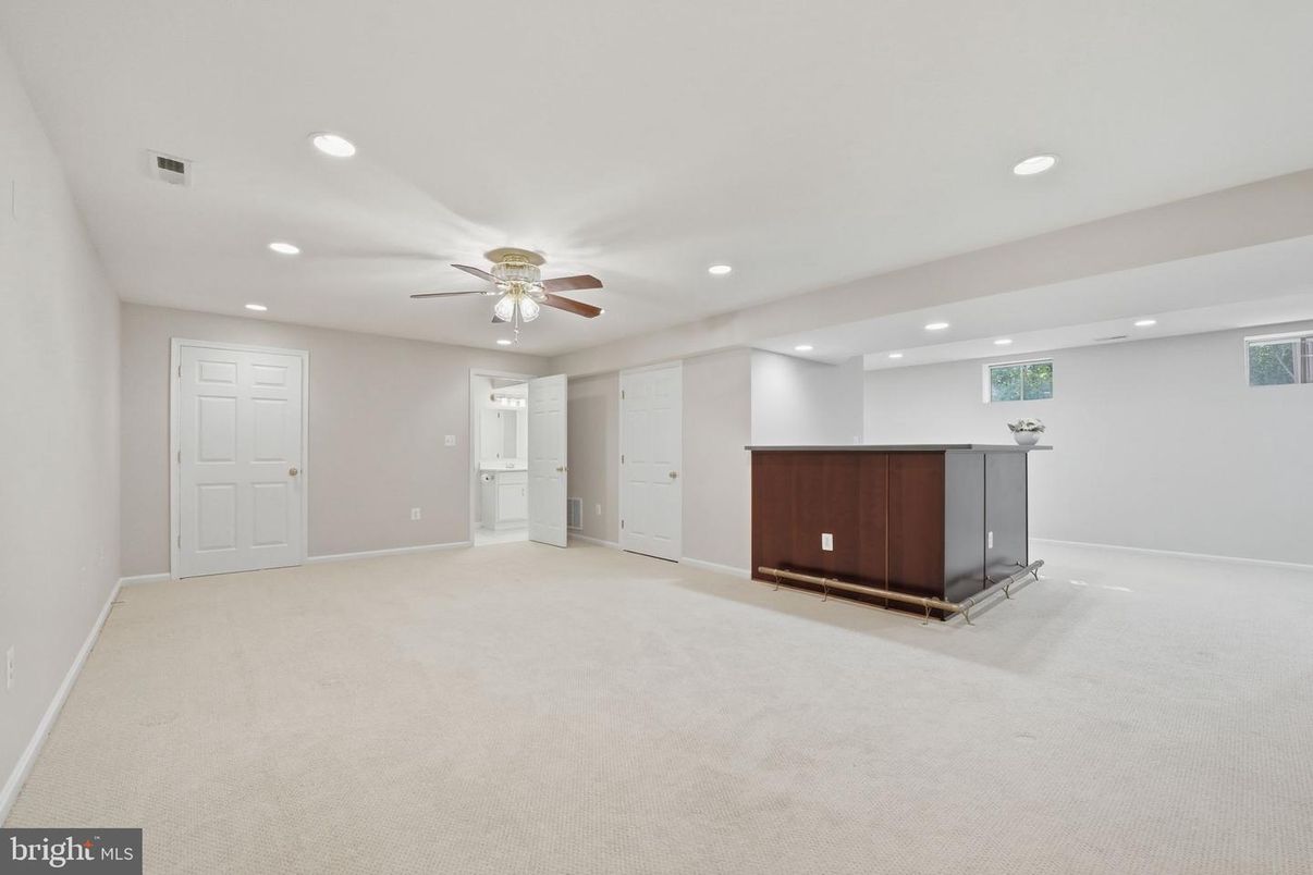 Empty room, Interior, Recessed Lighting