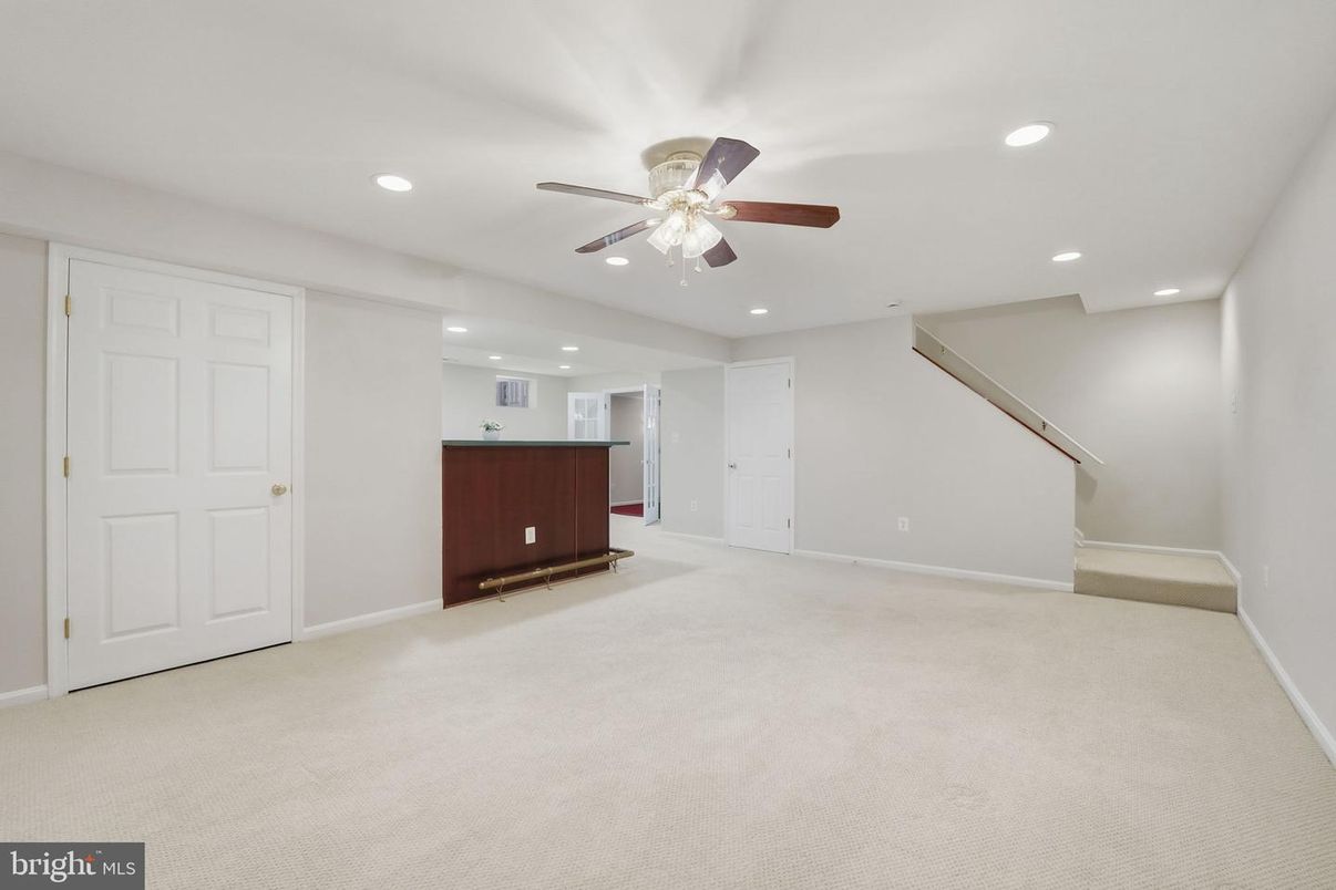 Empty room, Interior, Recessed Lighting
