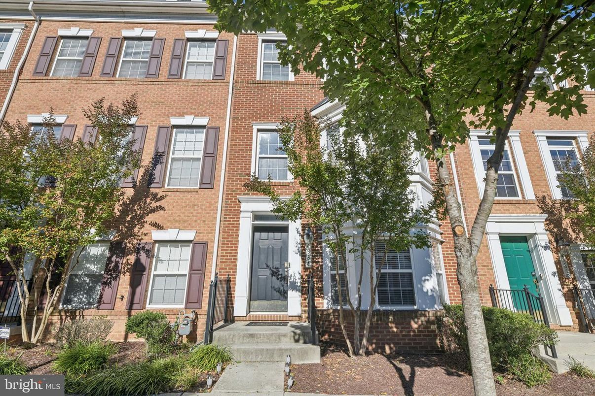 Exterior, Facade, Brick Facade, Rowhouse