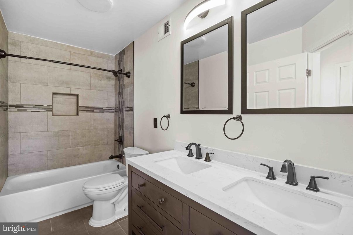 Bathroom, Dual Sink Vanities, Interior