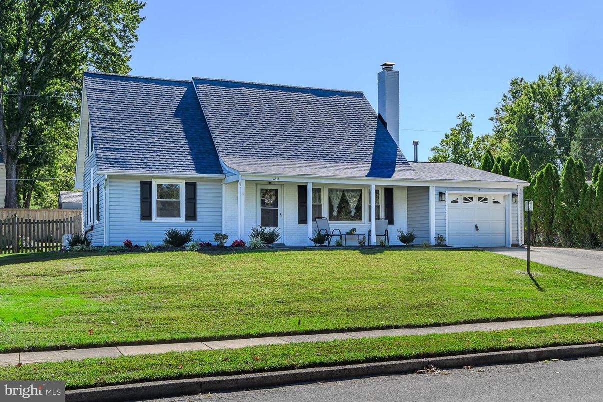 Attached, Exterior, Facade, Cape Cod