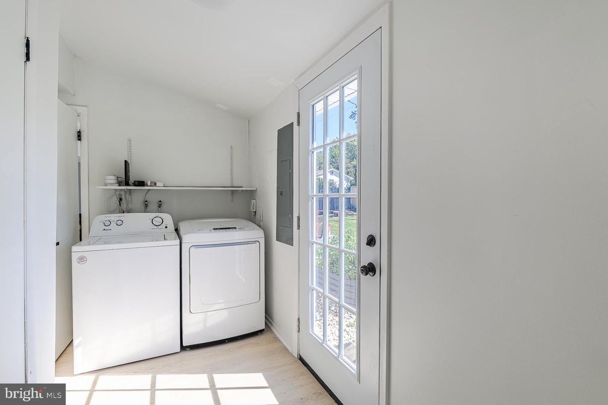 Interior, Washer, Wood Texture Flooring
