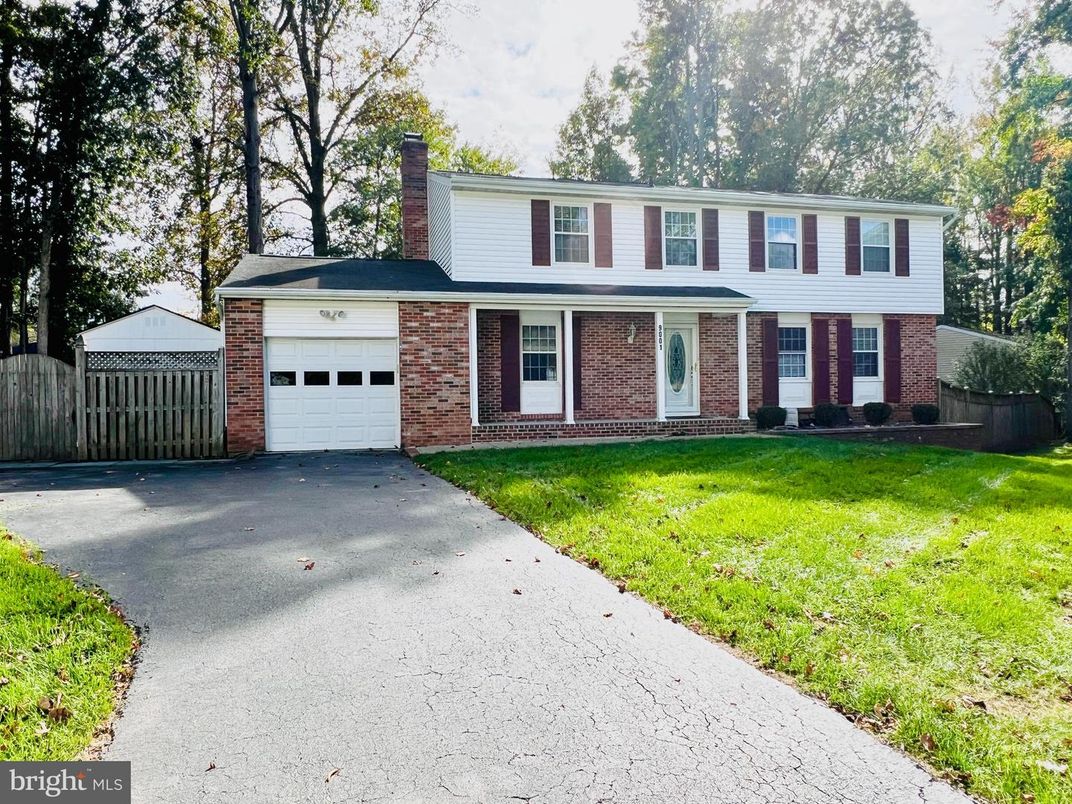 Attached, Exterior, Facade, Brick Facade, Georgian