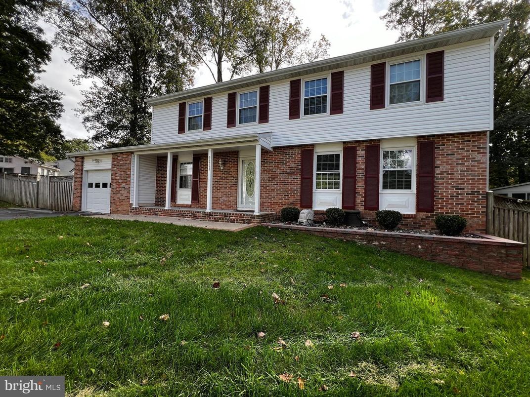 Attached, Exterior, Facade, Brick Facade, Georgian