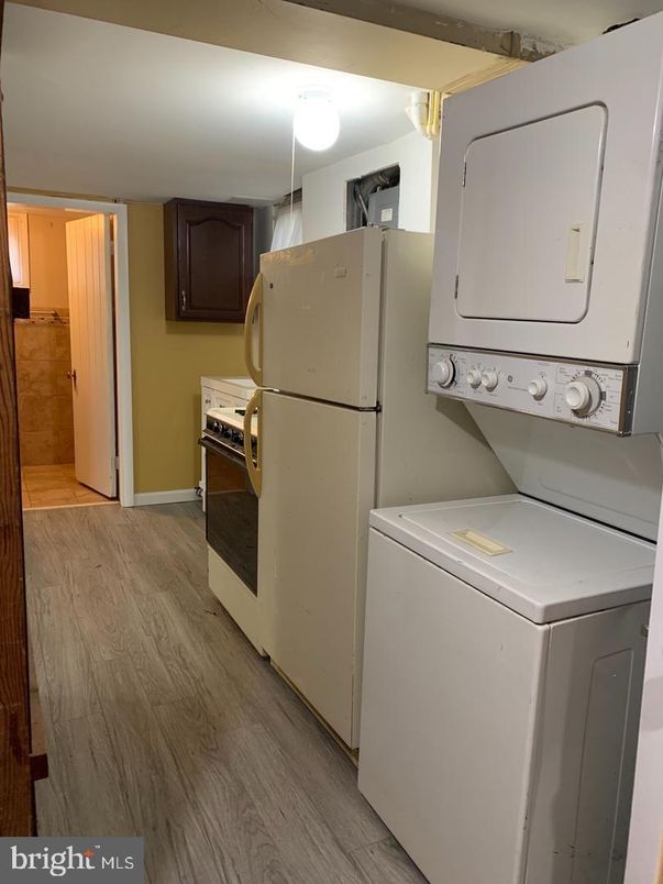 Interior, Kitchen, Utility Closets, Washer, Wood Texture Flooring