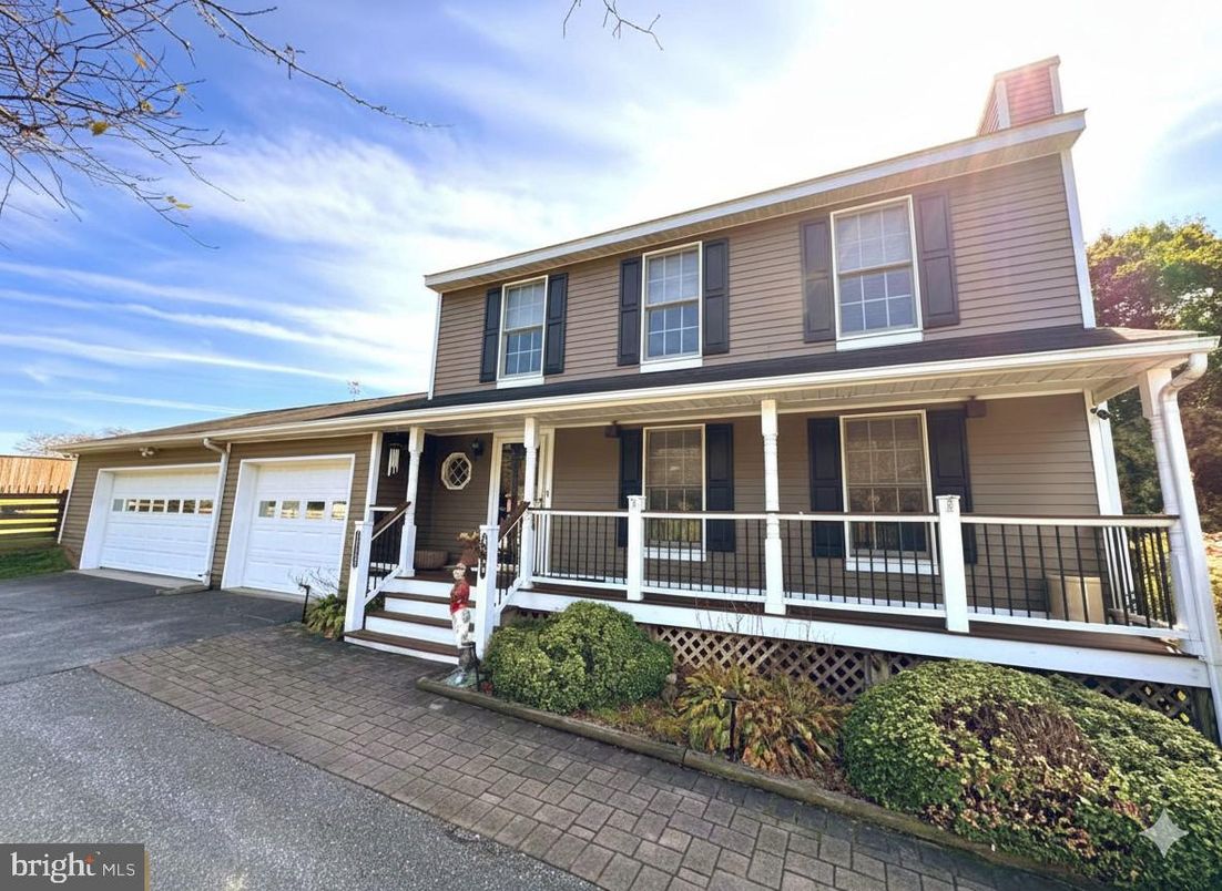 Attached, Exterior, Facade, American Foursquare