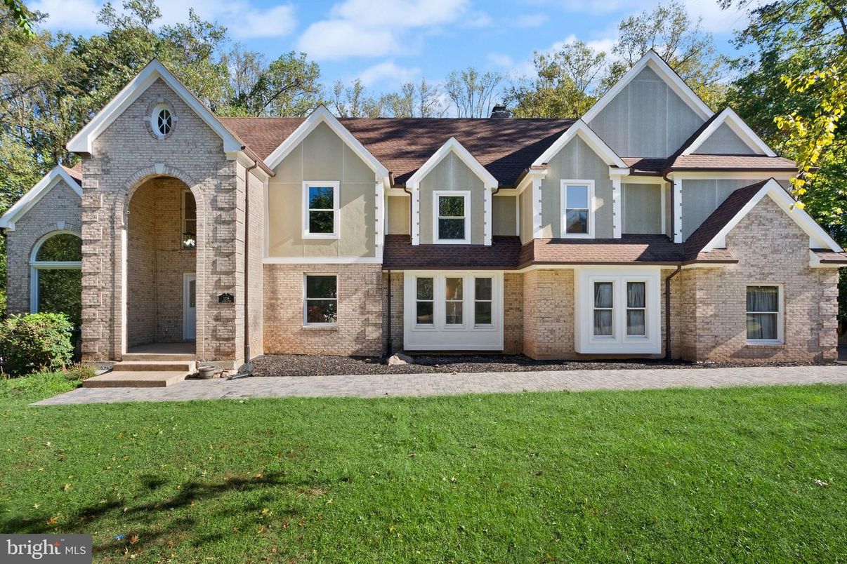 Exterior, Facade, Brick Facade, Brick Traditional