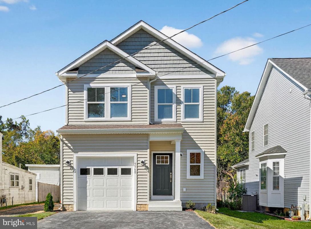Attached, Exterior, Facade, Queen Anne Victorian