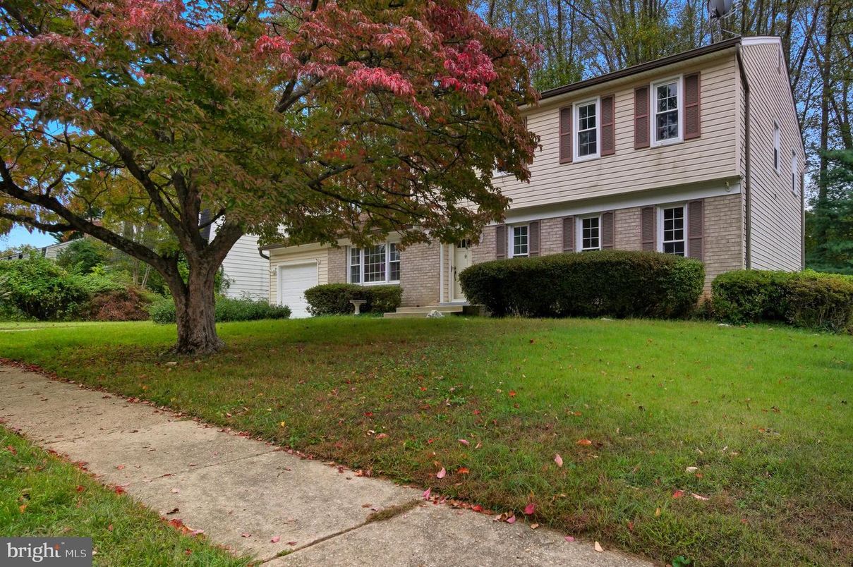 Attached, Exterior, Facade, Brick Facade, Split Level