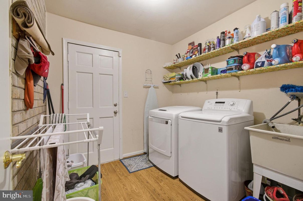 Interior, Washer, Wood Texture Flooring