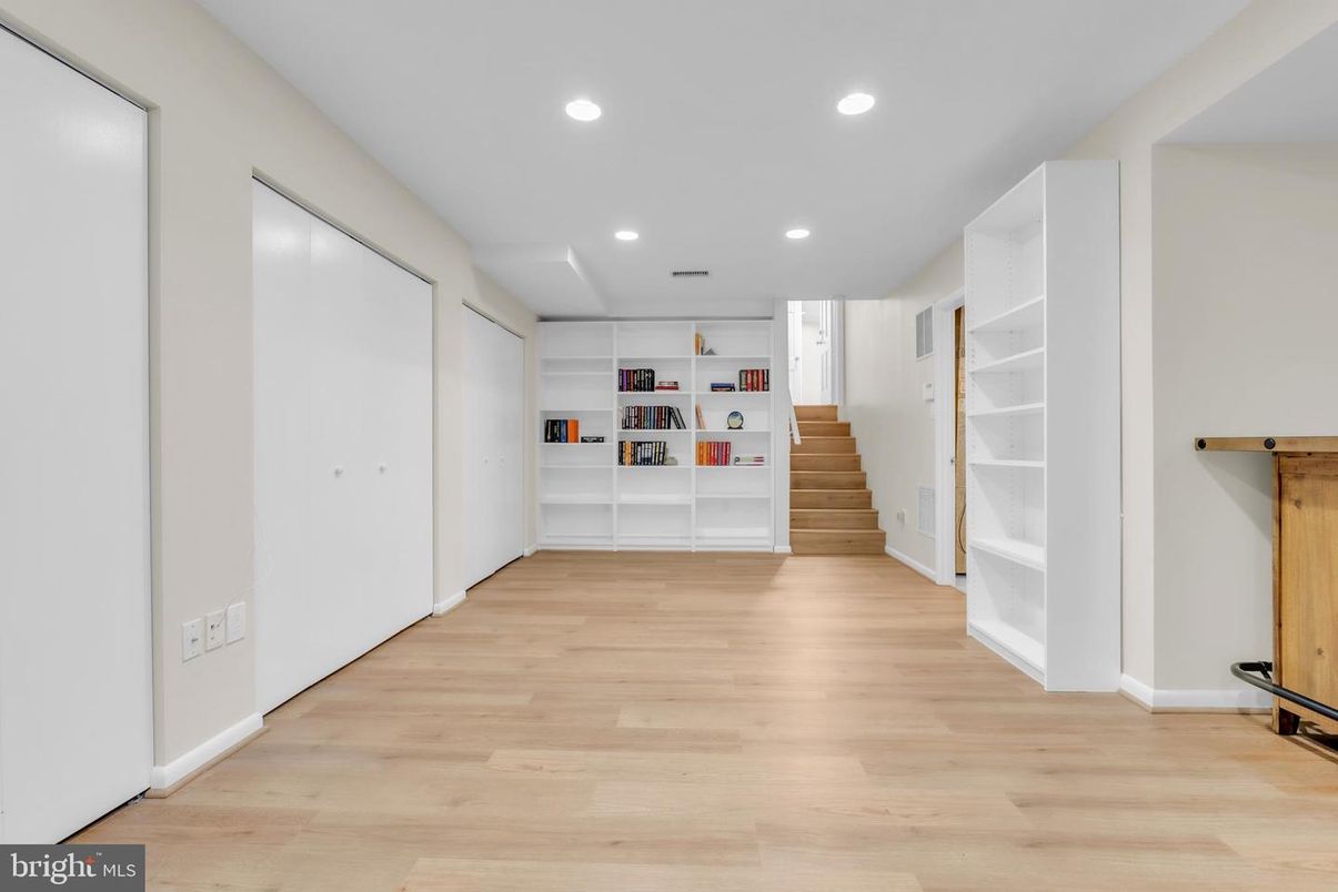 Interior, Recessed Lighting, Wood Texture Flooring