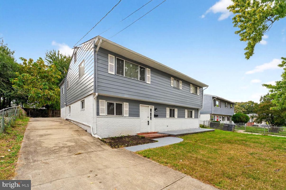 Backyard, Exterior, Facade, Raised Ranch