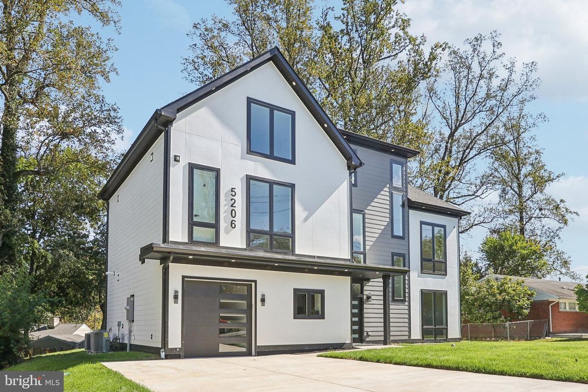 Attached, Exterior, Facade, Farmhouse