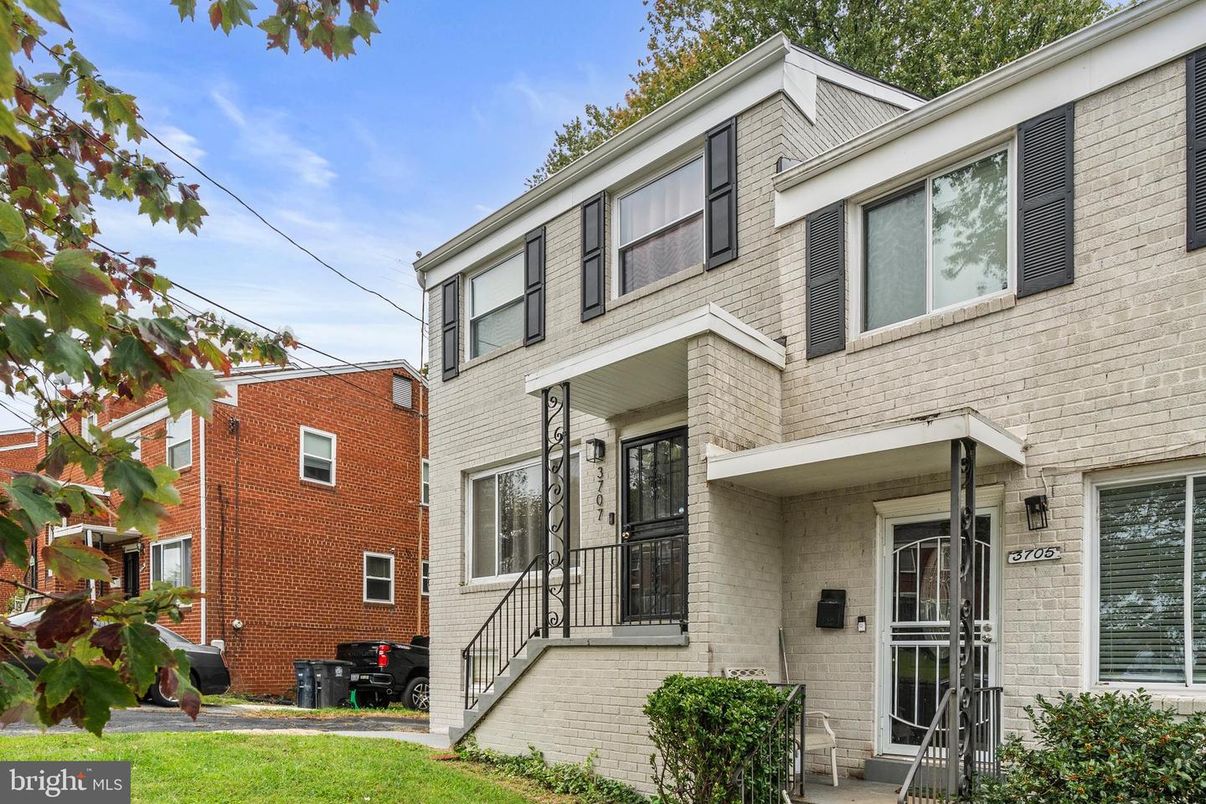 Exterior, Facade, Brick Facade, Rowhouse