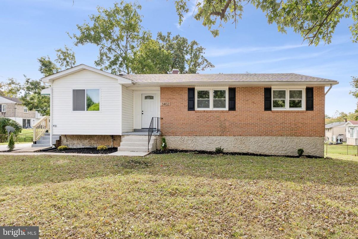 Exterior, Facade, Brick Facade, Split Level