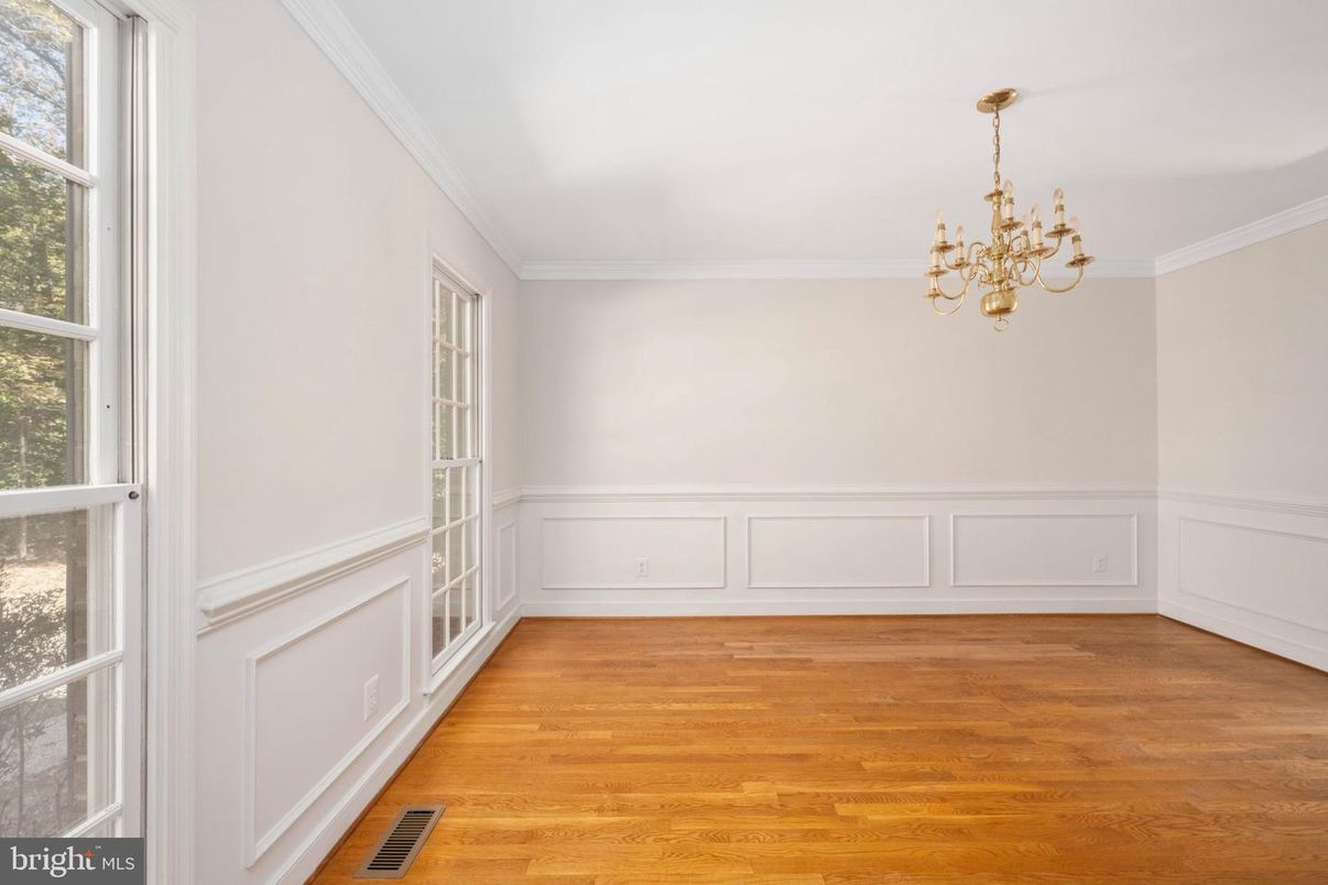 Chandelier, Empty room, Interior, Wood Texture Flooring