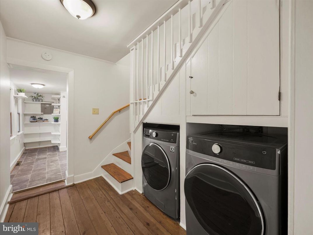 Interior, Washer, Wood Texture Flooring