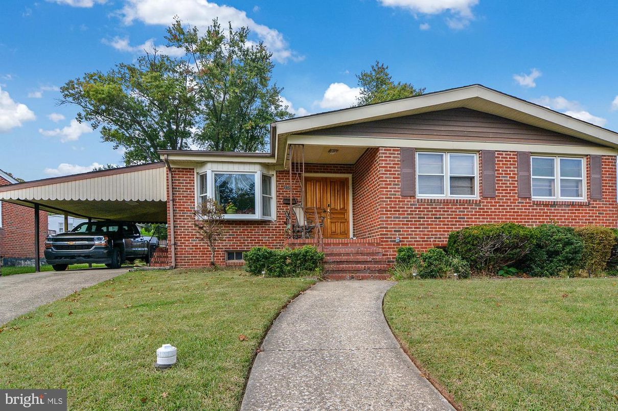 Exterior, Facade, Brick Facade, Split Level