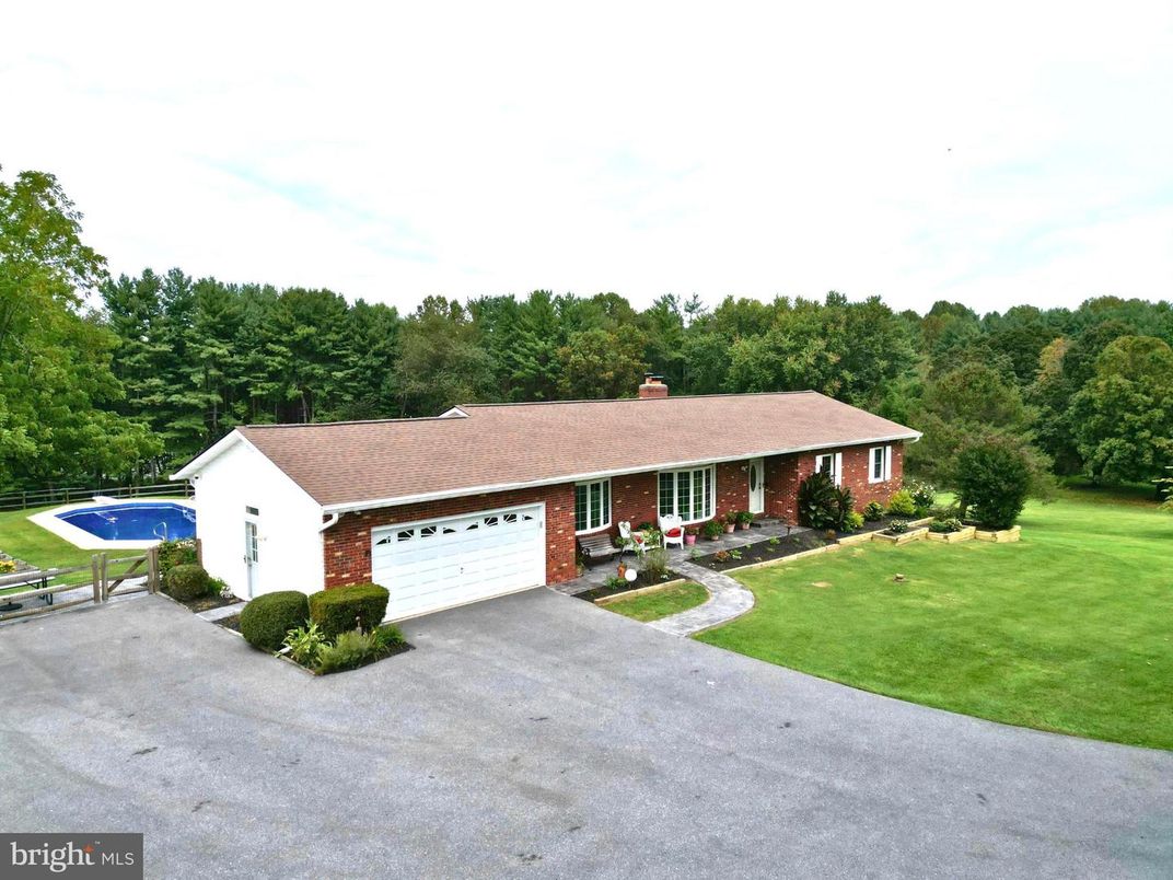 Attached, Exterior, Facade, Brick Facade, Ranch